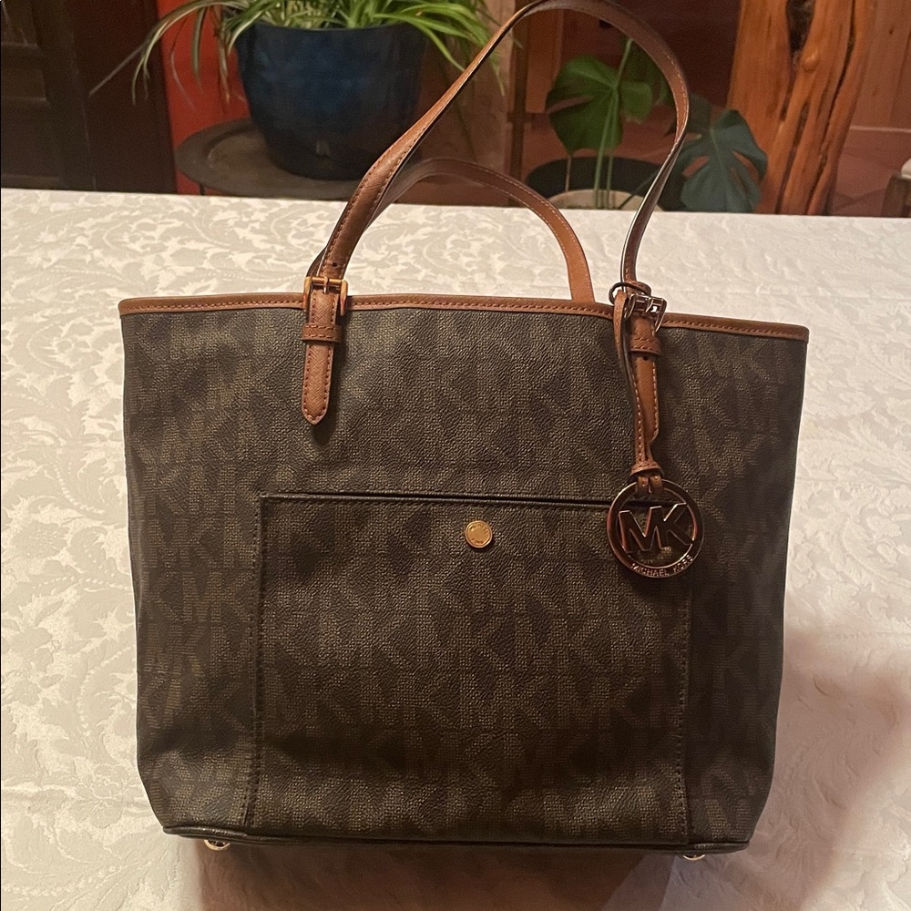 Michael Kors Dark Brown Logo bag in excellent condition. - Picture 3 of 9
